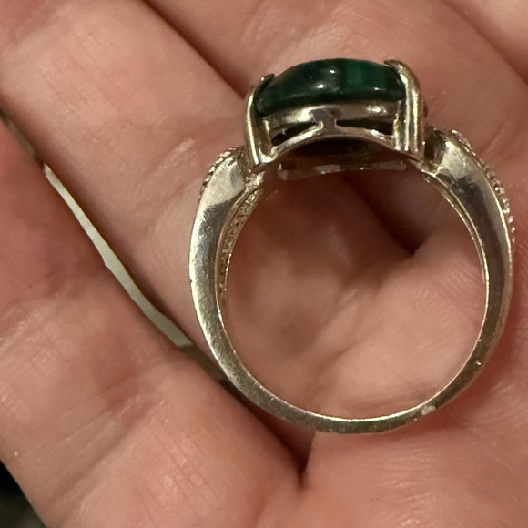 Elegant Silver and Green Gemstone Ring - Picture 3 of 4